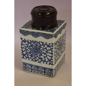 19th century Chinese blue & white tea caddy with turned timber…