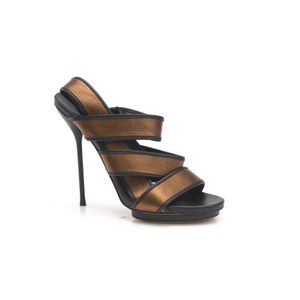 A pair of heels of Gucci, styled in bronze and black leather,&hellip;