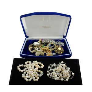 Quantity costume jewellery. Including shell cameo, marcasite…