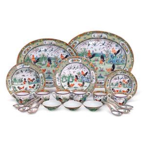 A Chinese export dinner service in the 'famille-verte' palette,…