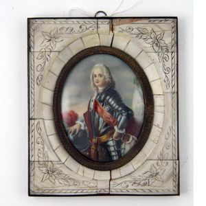 A superb ivory miniature modelled of a gentlemen in 18th…