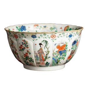 A large antique Chinese export porcelain famille rose bowl.…