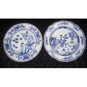 Two late 18th century blue and white plates, diameter 22.5 cm…