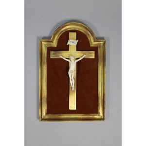 Antique Jesus Christ crucifixion in gilt frame, frame approx 40…