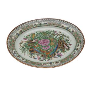 A Chinese export porcelain serving platter decorated with…