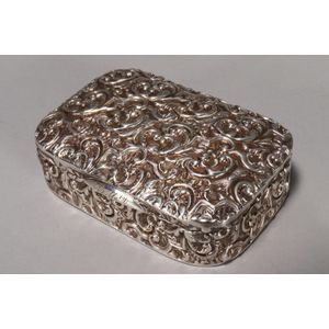 Delightful silver trinket box, unmarked, in French style,…