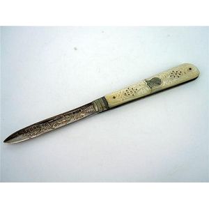 An Edwardian pocket knife with engraved silver blade and mother…
