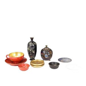 A tray of Japanese lacquer ware and cloisonne items, comprising&hellip;