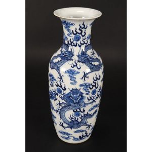 Good Chinese blue and white porcelain vase, of baluster form,…