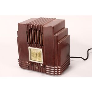 AWA the Fisk Radiola, in brown Art Deco Bakelite case, 28 cm x&hellip;