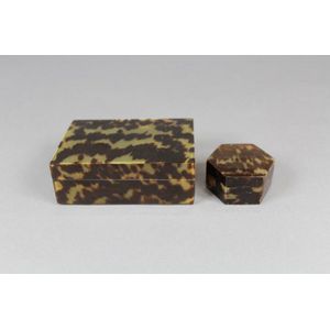 Oblong real tortoiseshell box and one hexagonal, 3.5 cm high,…