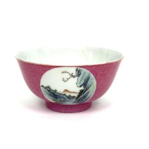 A Chinese famille rose sgraffito bowl, Qianlong period, Qing…