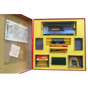 A Tri-Ang Railways R.135 Operating Ore wagon set, 00/H0 gauge,…