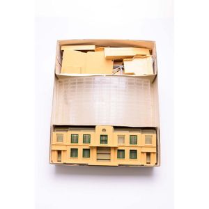 A Triang Hornby R5083 Terminus/through station composite Kit