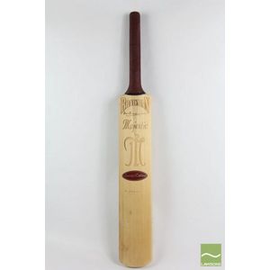 Sir Donald Bradman signed bat Bradman majestic bat in display…