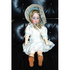 A Simon & Halbig porcelain headed sleeping eye doll, four teeth…