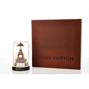 LOUIS VUITTON Snow globe decorated with open trunk and…