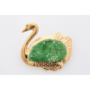Jade swan brooch, 15ct yellow gold designed as a swan, with&hellip;