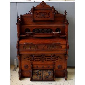 Antique Smith American Organ Company reed organ with 11 stops,…
