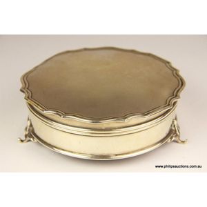 A sterling silver hinged dressing table box, 1926 Birmingham,…