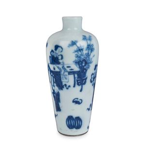 A Chinese underglaze blue and white porcelain vase with…