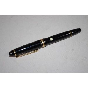 Boxed Mont Blanc fountain pen, black barrel, with gilded…