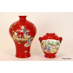 Two famille rose red Scraffiato ground vases, bearing Qianlong&hellip;