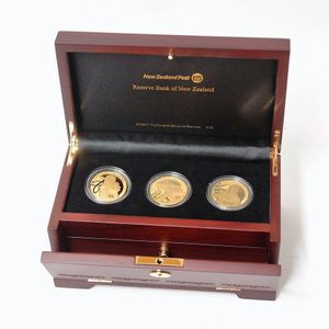 A set of three N.Z. 2013 'The Hobbit $10 proof 1 troy oz. gold…