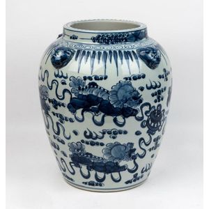 A large Chinese blue and white vase, 20th century, 42 cm high