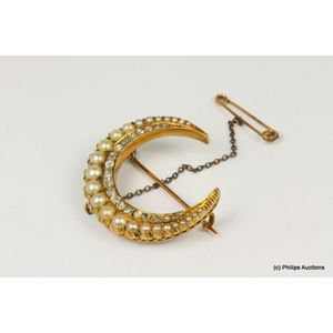 27 Split Pearl Crescent Brooch