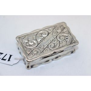 Sterling silver snuff box, rectangular hinged form with foliate…