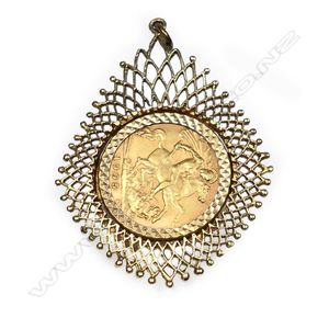 A 1905 gold half sovereign in 9ct webbed mount, English mint. 8.…