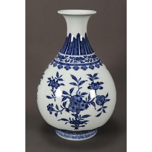 Chinese blue and white porcelain vase, with a waisted neck,…