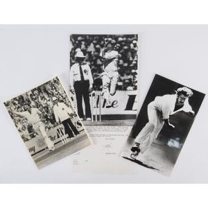 A folio containing a fine range of original press photographs,…
