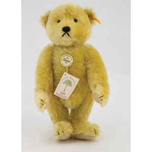 Two new Steiff teddy bears, 1927 classic Petsy, golden mohair…