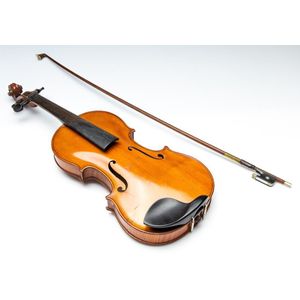 A French Sarasate Artiste violin with bow, length 60 cm, bow,…