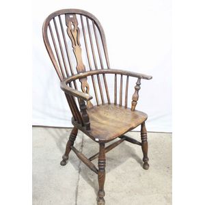 An 19th century English burr and elm Windsor chair, spindle&hellip;