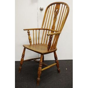 Antique English elm Windsor chair 56.5 cm wide, 107 cm high