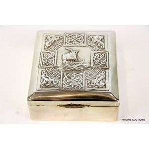 A fine sterling silver Arts & Crafts style box, 1925 Birmingham,…