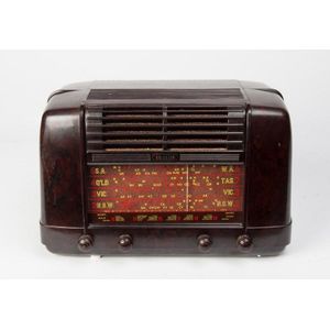 A Kriesler 11-28 brown Bakelite valve radio c1952 in working…