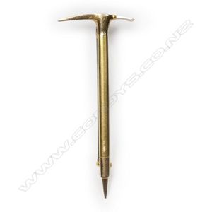 G. & T. Young Ltd. (Dunedin) 15ct gold mountaineers axe brooch,…