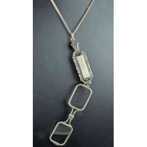 Lorgnette glasses suspended from a silver neckchain 60 cm, 33.1…