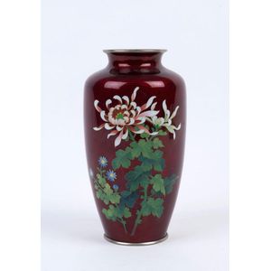 A Japanese pigeon blood cloisonne floral vase, 20th century, 21.…