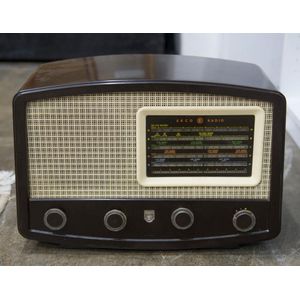 Ecko brown Bakelite mantel radio, model A145, 30.5 cm high, 45…