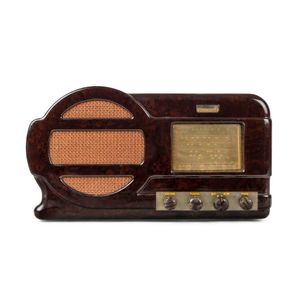 Aristocrat Tecnico brown Bakelite mantel radio, model 751, 24…
