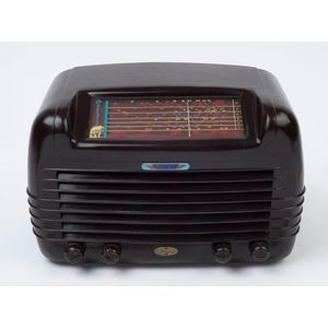 Operatic brown Bakelite mantel radio, 25 cm high, 37 cm wide
