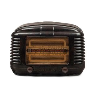 Astor Mickey brown Bakelite radio, 18 cm high, 26 cm wide, 16…
