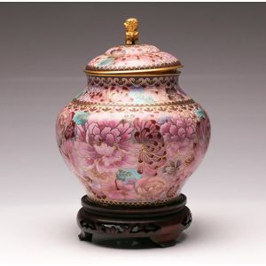 Cloisonne pink ground lidded vase on stand featuring…