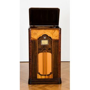 1936 Howard Radiogram in Walnut Veneer Case: Vintage Music Player ...