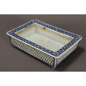 Japanese blue and white porcelain jardiniere, of shallow…